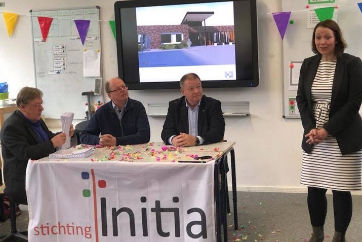 Dhr. Max Verhoeven namens Stichting Initia (r) en dhr. Van Gageldonk (m) tekenen de overeenkomst in het bijzijn van onderwijswethouder Bea van Beers en architect Kees Jacobs (l).